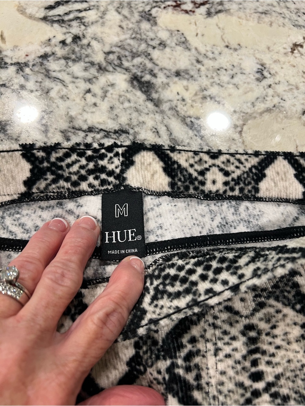 Hue Corduroy snakeskin print leggings